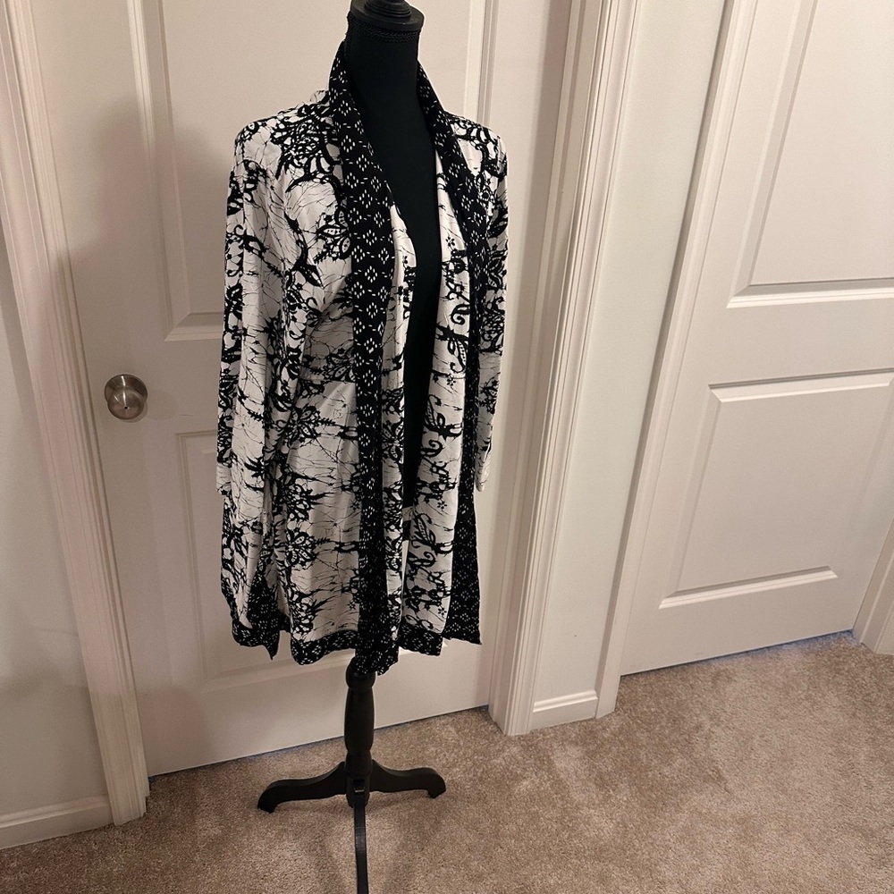 Soft Surroundings Black and White Botanical Kimono